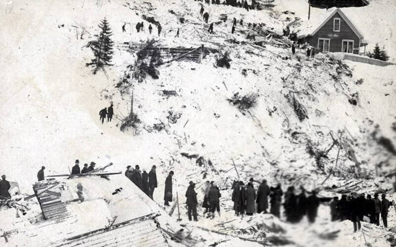 People viewing the snowslide. Mace, Idaho.
