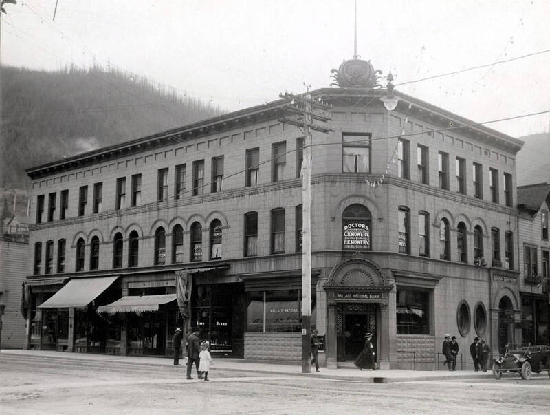 Doctor C.R. Mowery and H.C. Mowery and dental offices upstairs. Also based in building are the Kozy Korner Rooms, Wallace Drug Co., Solberg's Men's Furnishings, and Gibb Jewelry store.