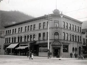 Doctor C.R. Mowery and H.C. Mowery and dental offices upstairs. Also based in building are the Kozy Korner Rooms, Wallace Drug Co., Solberg's Men's Furnishings, and Gibb Jewelry store.