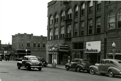 Cars in front of Moscow Hotel