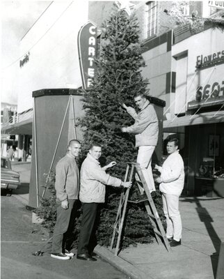 University of Idaho Students and Christmas Tree