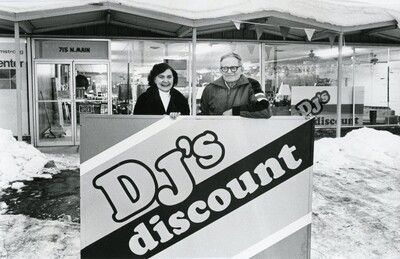 DJ's Discount exterior