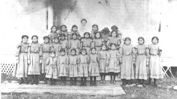 schoolgirls.jpg (583783 bytes)