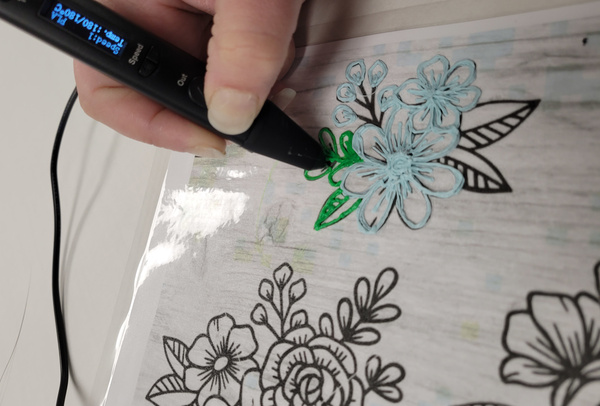 3d modeling pen extruding plastic into flower pattern