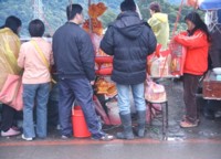 Buying Dzidzat at Yang Min Shan First Public Cemetery for Ching Ming